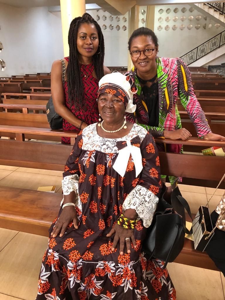 À l'église avec ses petites-filles