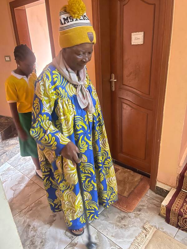 Maah dans sa belle tenue bleue