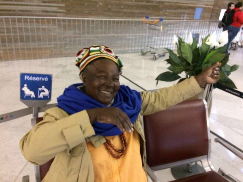 Mamie qui fait le dab