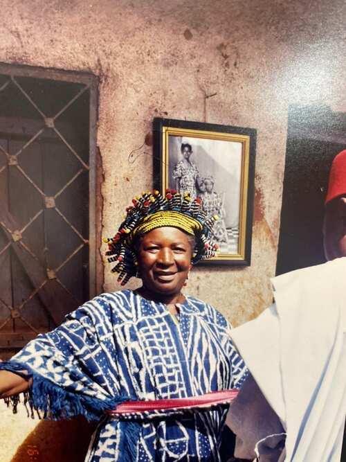 La Reine Mère en tenue ndop